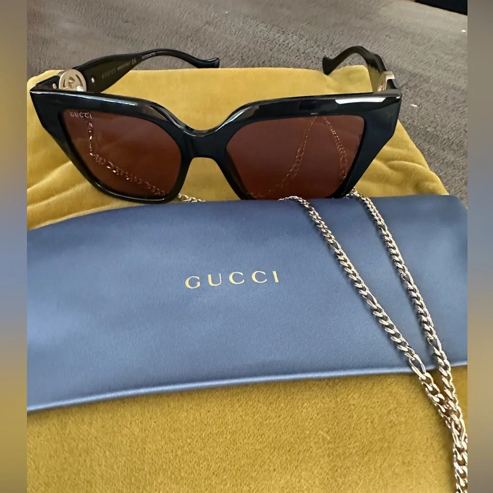 Gucci Black Square Sunglasses with Brown Lenses and Gold Chain Accent - Picture 3 of 8